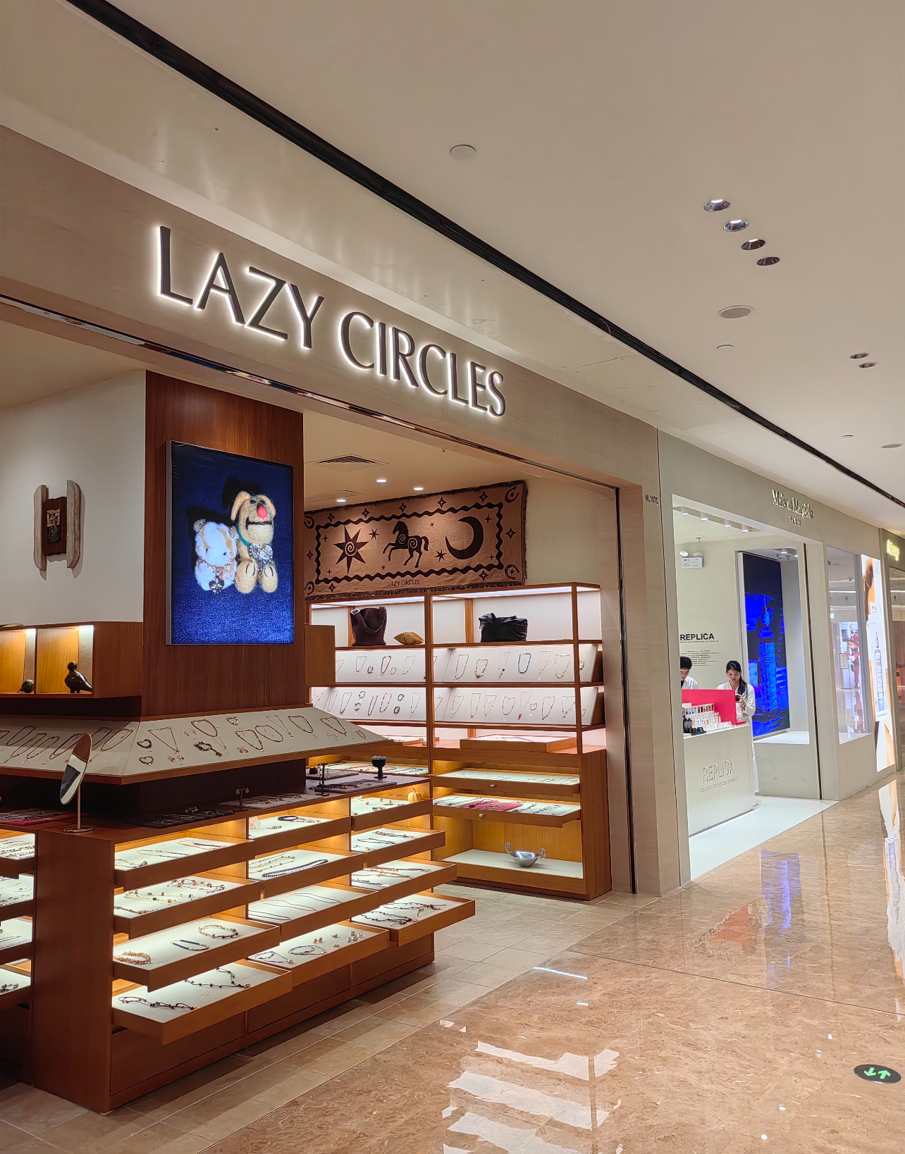 LAZYCIRCLES饰品店展示柜